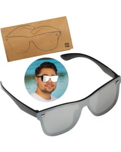 Sonnenbrille mit verspiegelten Gläsern